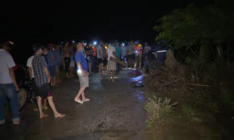 Đi chợ bán cà chua, người phụ nữ mang thai bị nước lũ cuốn