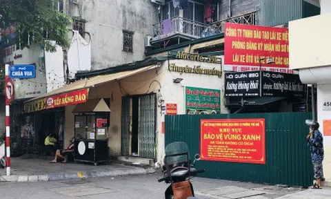 Nhiều ngõ, xóm ở Hà Nội vẫn rào chặt, chốt kiểm soát "thả lỏng" người ra vào