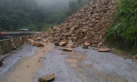 Clip: Sạt lở núi kinh hoàng, bít đường lên cửa khẩu Cầu Treo