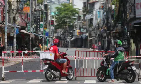 Người dân TP HCM mong chờ ngày tháo bớt các chốt chặn