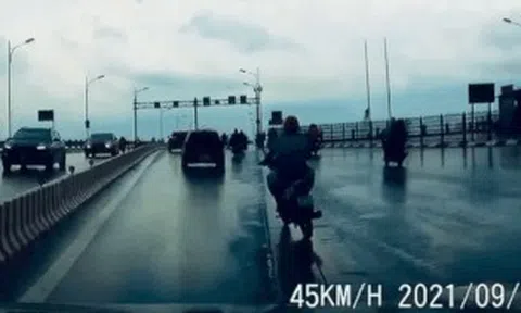 Xe máy ngã sõng soài trước mặt ô tô trên cầu Vĩnh Tuyicon