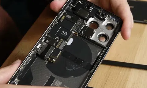 Cận cảnh viên pin hình chữ L bên trong iPhone 13 Pro