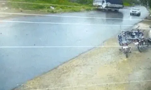 Xe tải mất lái rồi lật nghiêng, chiếc SUV suýt bị vạ lâyicon