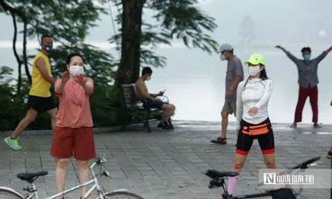 Người dân phấn khởi tập thể dục tại hồ Gươm