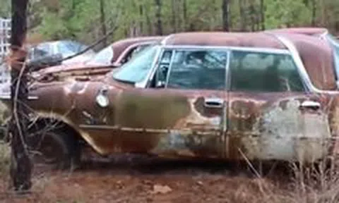 Loạt xe cổ hàng hiếm bị vứt xó đến mục nát trong nghĩa địa Mopar