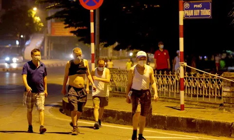 Người Hà Nội hồ hởi đổ ra đường tập thể dục từ sáng sớm