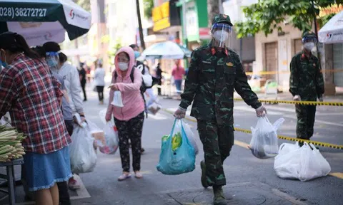 Đi chợ 'lưu động', người dân xúc động khi được bộ đội xách đồ về tận nhà