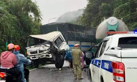 Xe tải đối đầu xe trộn bê-tông rồi dính chùm, chắn ngang đèo Bảo Lộc