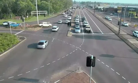 Nữ tài xế lao xuyên qua 7 làn đường mà không đâm trúng bất kỳ xe nàoicon