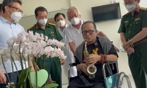 Trần Mạnh Tuấn thổi saxophone 'Diễm xưa' trong bệnh viện