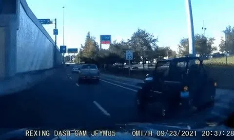 Vượt ẩu, xe Nissan lật nhào trên đườngicon