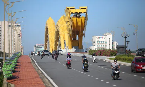 Đường phố Đà Nẵng đông đúc trở lại trong ngày đầu chuyển sang trạng thái mới