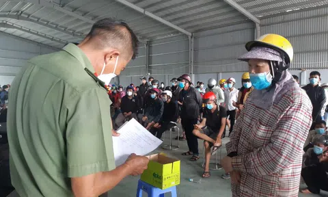 Công nhân ùn ùn về quê, lãnh đạo Long An ra đối thoại