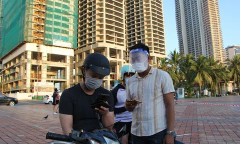 Chùm ảnh: Người dân Đà Nẵng phấn khích ngày đầu được tắm biển trở lại