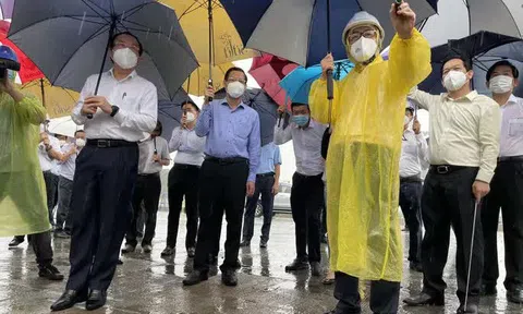Bí thư Nguyễn Văn Nên thị sát cầu Thủ Thiêm 2 trong mưa