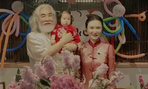 ‘Ông hoàng cổ trang’ Trương Kỷ Trung tuổi 70 vui vì được chăm con một tuổi