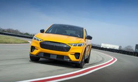 Triệu hồi Ford Mustang E-Mach 2021 vì lỗi kính chắn gió và cửa sổ trời