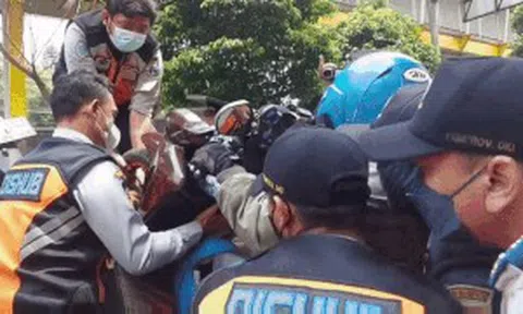 Chống đối cảnh sát, nữ 'ninja' bị bế cả xe và người lên xe thùngicon