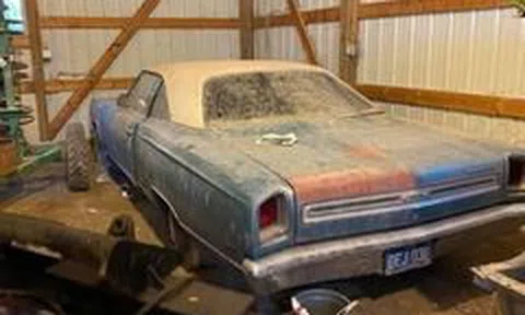 Săn ô tô cổ bị vứt xó, nhặt được xấp tiền 10.000 USD