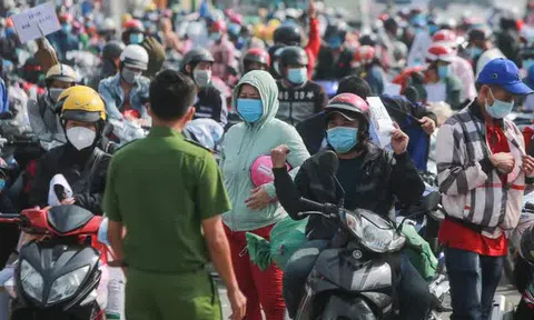 Người chạy xe máy tự phát về quê được đưa lên xe khách rời TP HCM