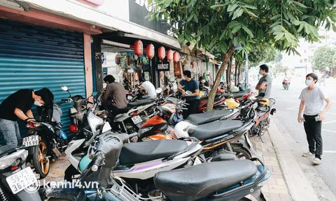 Ảnh: Người Sài Gòn ngồi chờ cả tiếng để được cắt tóc, làm đẹp sau hơn 4 tháng giãn cách