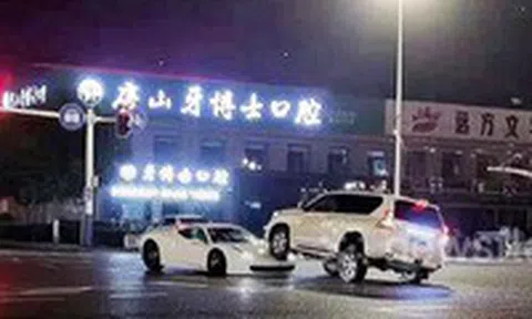 Toyota Land Cruiser Prado 'đội đầu' siêu xe Ferrariicon