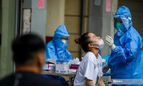 Lấy mẫu xét nghiệm cho người dân gần Bệnh viện Việt Đức