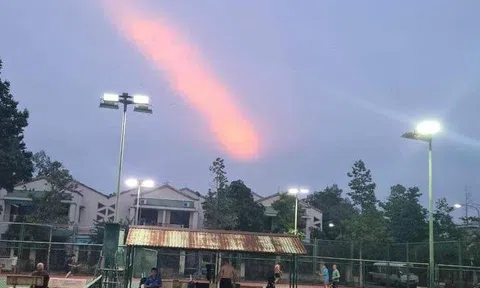 CLIP: Xôn xao vệt sáng lạ xuất hiện trên bầu trời Quảng Ngãi