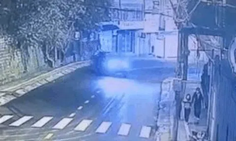 Đà Lạt: Khoảnh khắc hú vía ô tô văng đuôi sát người đi bộicon