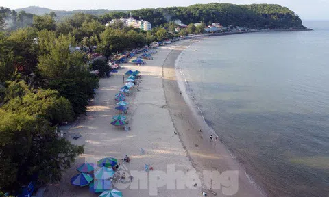 Bãi biển Đồ Sơn lác đác người đến tắm ngày đầu mở trở lại