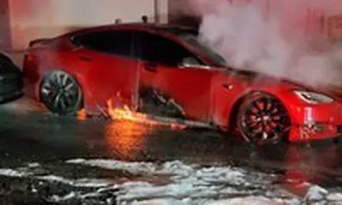 Tesla Model S bốc cháy ngay tại Trung tâm Dịch vụicon