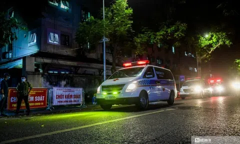 Xuyên đêm đưa F0 tại Bệnh viện Việt Đức đi điều trị