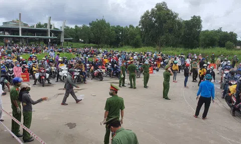 Công dân ùn ùn về quê, các tỉnh miền Tây lo "vỡ trận" dịch bệnh