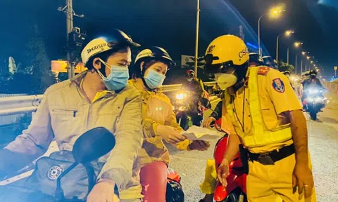 Tối 2-10, hàng ngàn người dân từ Bình Dương qua TP HCM về quê miền Tây