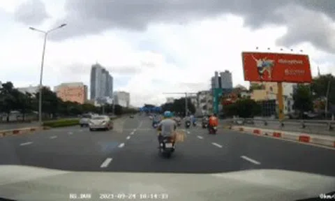 Nóng trên đường: Thót tim cảnh xe máy tự 'xoè' ngay trước mũi ô tôicon