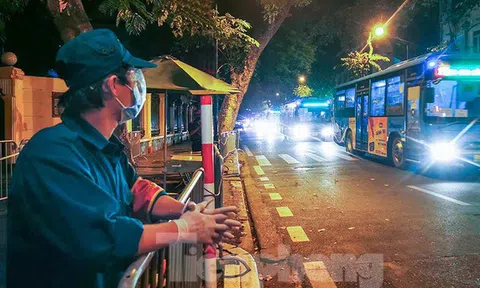 Xuyên đêm đưa hơn 100 trường hợp F1 ở bệnh viện Việt Đức đến nơi cách ly