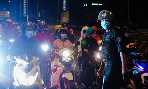 Xuyên đêm lấy mẫu test Covid-19 cho người dân về quê