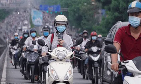 Người dân quay lại làm việc, đường phố TP HCM đông nghẹt ngày đầu tuần