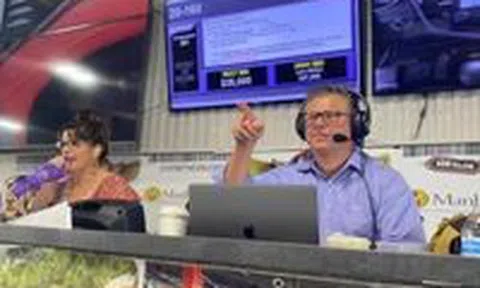 Người đàn ông gây sốt bán hơn 1.000 xe ô tô trong 45 phút mỗi tuầnicon