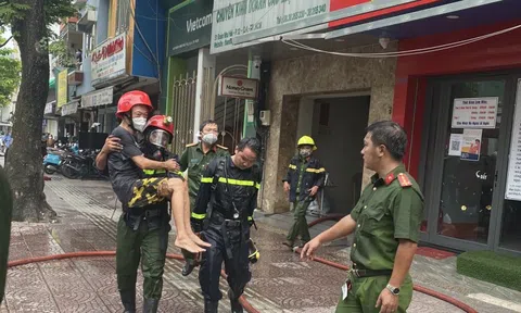 TP HCM: Cảnh sát PCCC giải cứu hai người cao tuổi mắc kẹt trong căn nhà cháy