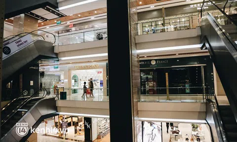 Trung tâm thương mại ở Sài Gòn vắng vẻ khi mở cửa trở lại, khách tiêm 2 mũi vaccine mới được vào