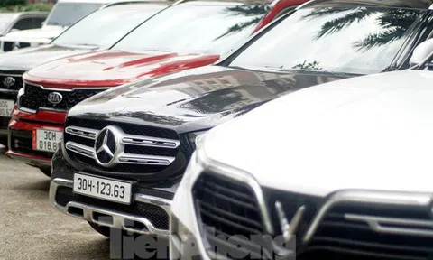 Cận cảnh hàng chục xe sang cùng lượng tiền mặt "khủng" vừa bị thu giữ trong đường dây đánh bạc ở Hà Nội