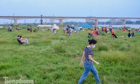 Nghìn người rủ nhau cắm trại dưới chân cầu Vĩnh Tuy sau nới lỏng giãn cách