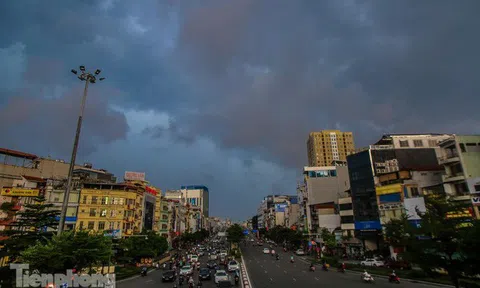 Đường phố Thủ đô tắc nghẹt sau cơn mưa lớn lúc tan tầm