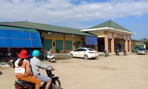 Đình chỉ phó ban quản lý chợ vì "ưu ái" người nhà tiêm vắc-xin Covid-19