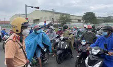 Vì sao người dân "di - biến - động"?