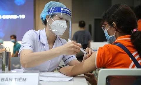 Hà Nội phấn đấu 100% giáo viên, nhân viên trường học tiêm vaccine