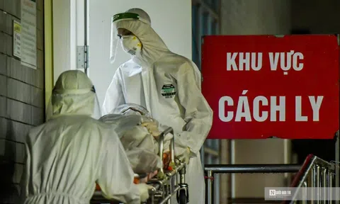 Xuyên đêm chuyển bệnh nhân cùng người nhà ra khỏi BV Việt Đức