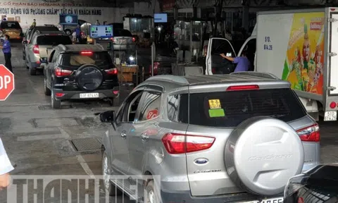 Ô tô nối đuôi nhau xếp hàng dài từ sáng đến chiều chờ đăng kiểm