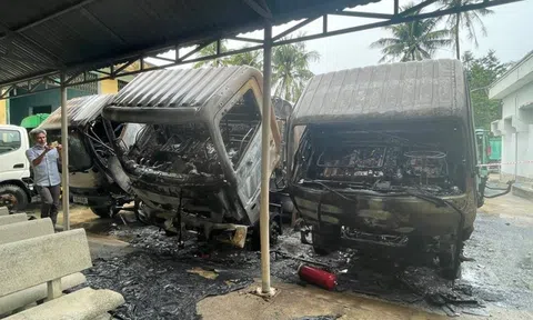 Trời đang mưa to, 3 xe thu gom rác vẫn bốc cháy ngùn ngụt